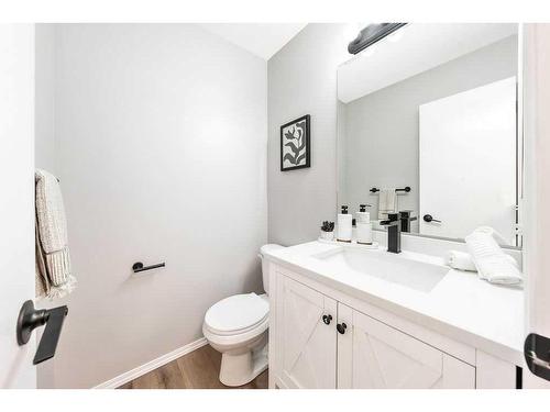 124 Everstone Place Sw, Calgary, AB - Indoor Photo Showing Bathroom