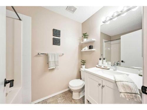 124 Everstone Place Sw, Calgary, AB - Indoor Photo Showing Bathroom