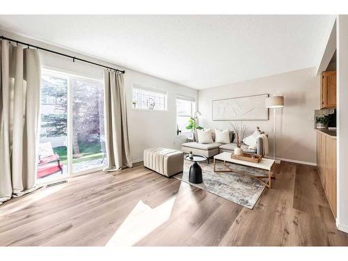 124 Everstone Place Sw, Calgary, AB - Indoor Photo Showing Living Room