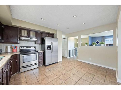 491 78 Avenue Ne, Calgary, AB - Indoor Photo Showing Kitchen