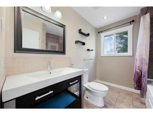 491 78 Avenue Ne, Calgary, AB - Indoor Photo Showing Bathroom