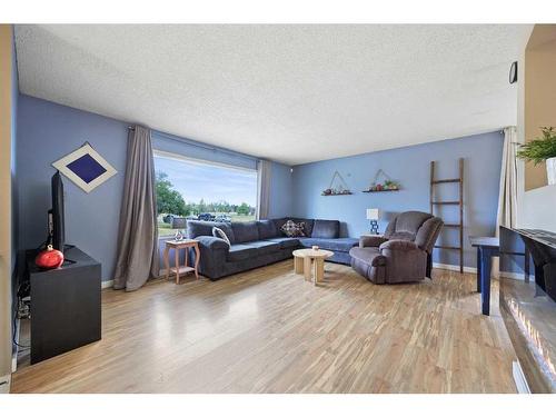 491 78 Avenue Ne, Calgary, AB - Indoor Photo Showing Living Room