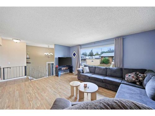 491 78 Avenue Ne, Calgary, AB - Indoor Photo Showing Living Room