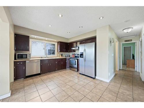 491 78 Avenue Ne, Calgary, AB - Indoor Photo Showing Kitchen