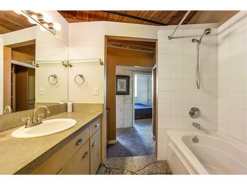 208-240 11 Avenue Sw, Calgary, AB - Indoor Photo Showing Bathroom