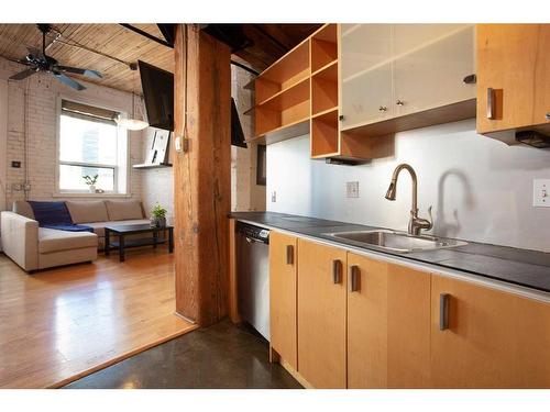 208-240 11 Avenue Sw, Calgary, AB - Indoor Photo Showing Kitchen