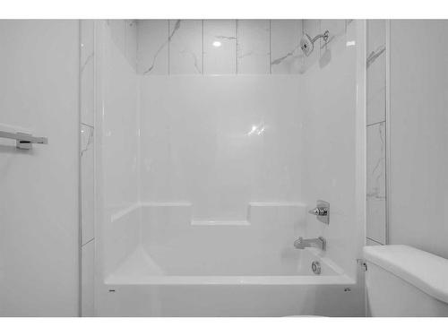 1427 Aldrich Place, Carstairs, AB - Indoor Photo Showing Bathroom