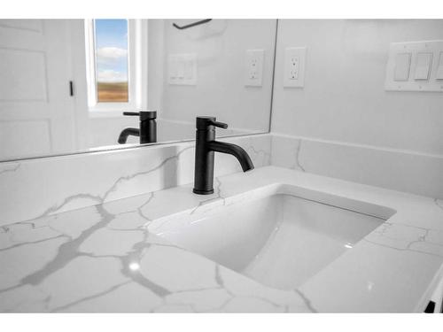 1421 Aldrich Place, Carstairs, AB - Indoor Photo Showing Bathroom