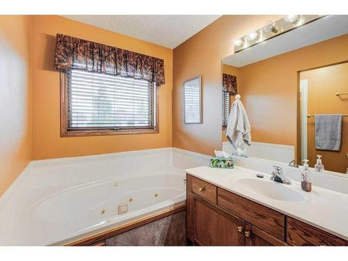 246 Douglas Ridge Mews Se, Calgary, AB - Indoor Photo Showing Bathroom