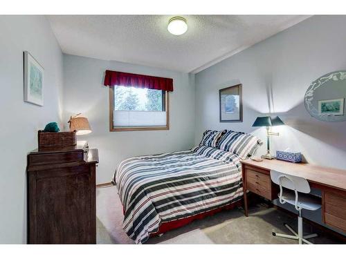 246 Douglas Ridge Mews Se, Calgary, AB - Indoor Photo Showing Bedroom