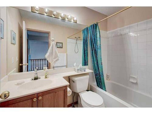 246 Douglas Ridge Mews Se, Calgary, AB - Indoor Photo Showing Bathroom