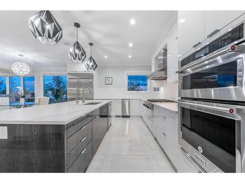 102 Malibou Road Sw, Calgary, AB - Indoor Photo Showing Kitchen With Upgraded Kitchen