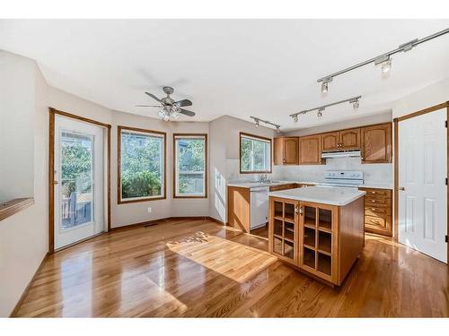 529 Diamond Court Se, Calgary, AB - Indoor Photo Showing Kitchen