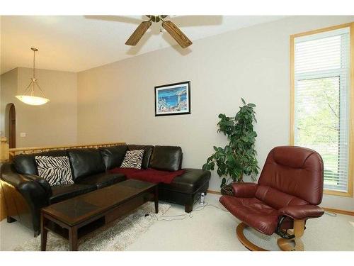 35 Wentworth Gardens Sw, Calgary, AB - Indoor Photo Showing Living Room