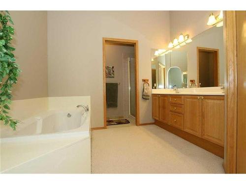 35 Wentworth Gardens Sw, Calgary, AB - Indoor Photo Showing Bathroom