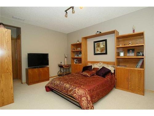 35 Wentworth Gardens Sw, Calgary, AB - Indoor Photo Showing Bedroom