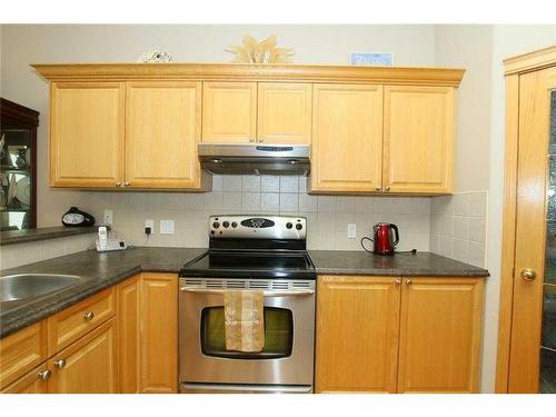 35 Wentworth Gardens Sw, Calgary, AB - Indoor Photo Showing Kitchen