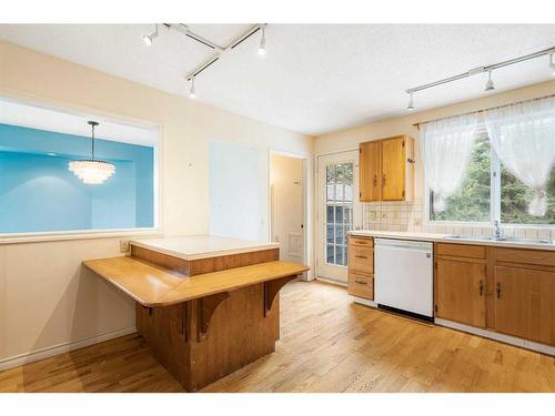 5839 Dalhousie Drive Nw, Calgary, AB - Indoor Photo Showing Kitchen With Double Sink