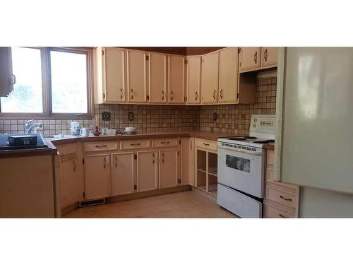 23 Edgewood Place Nw, Calgary, AB - Indoor Photo Showing Kitchen