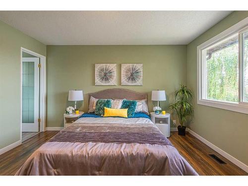 67 Beaconsfield Close Nw, Calgary, AB - Indoor Photo Showing Bedroom