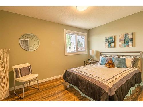 67 Beaconsfield Close Nw, Calgary, AB - Indoor Photo Showing Bedroom