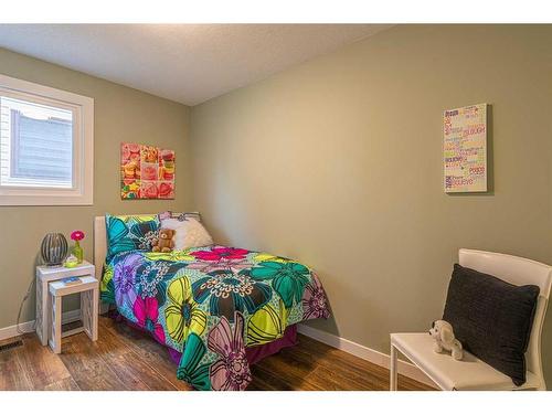 67 Beaconsfield Close Nw, Calgary, AB - Indoor Photo Showing Bedroom