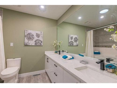 67 Beaconsfield Close Nw, Calgary, AB - Indoor Photo Showing Bathroom