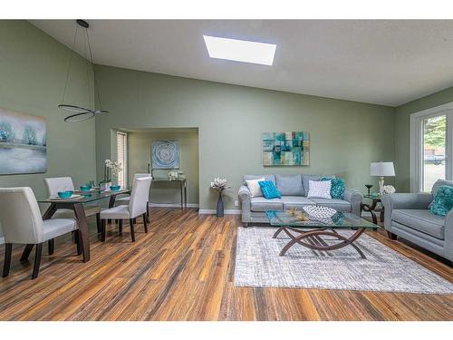 67 Beaconsfield Close Nw, Calgary, AB - Indoor Photo Showing Living Room