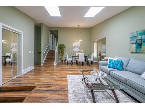 67 Beaconsfield Close Nw, Calgary, AB - Indoor Photo Showing Living Room