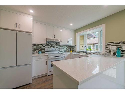 67 Beaconsfield Close Nw, Calgary, AB - Indoor Photo Showing Kitchen With Upgraded Kitchen