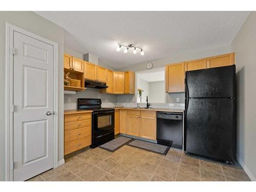 178 Everhollow Heights Sw, Calgary, AB - Indoor Photo Showing Kitchen With Double Sink