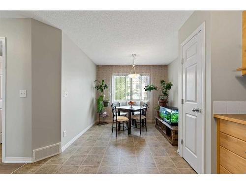 178 Everhollow Heights Sw, Calgary, AB - Indoor Photo Showing Dining Room