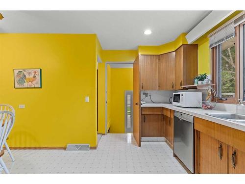 20 Varsplain Place Nw, Calgary, AB - Indoor Photo Showing Kitchen