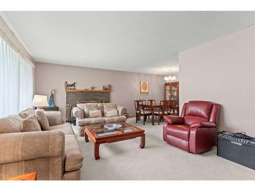 20 Varsplain Place Nw, Calgary, AB - Indoor Photo Showing Living Room