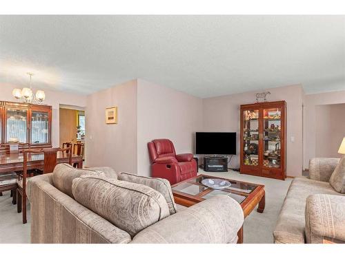 20 Varsplain Place Nw, Calgary, AB - Indoor Photo Showing Living Room