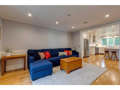 920 Kerfoot Crescent Sw, Calgary, AB - Indoor Photo Showing Living Room