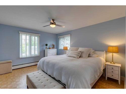 920 Kerfoot Crescent Sw, Calgary, AB - Indoor Photo Showing Bedroom