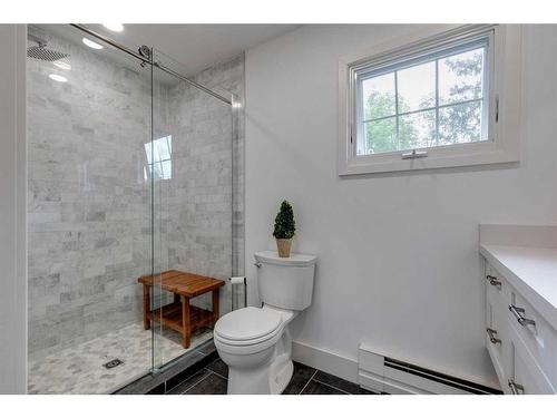 920 Kerfoot Crescent Sw, Calgary, AB - Indoor Photo Showing Bathroom