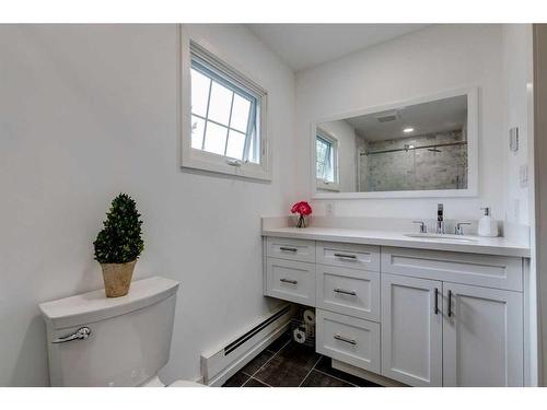 920 Kerfoot Crescent Sw, Calgary, AB - Indoor Photo Showing Bathroom