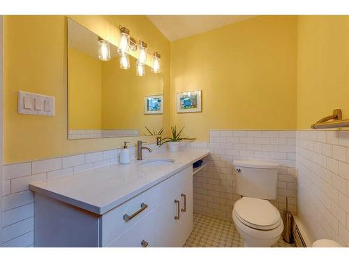 920 Kerfoot Crescent Sw, Calgary, AB - Indoor Photo Showing Bathroom