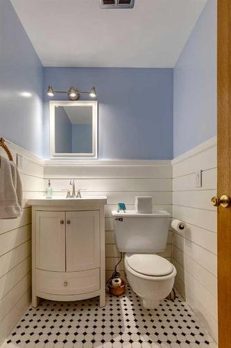 920 Kerfoot Crescent Sw, Calgary, AB - Indoor Photo Showing Bathroom