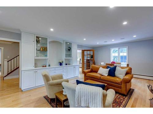 920 Kerfoot Crescent Sw, Calgary, AB - Indoor Photo Showing Living Room