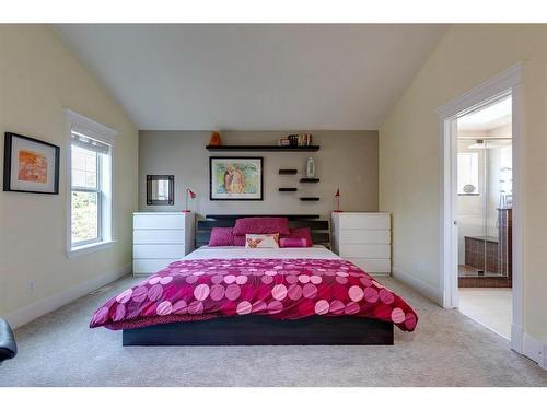 2125 32 Avenue Sw, Calgary, AB - Indoor Photo Showing Bedroom