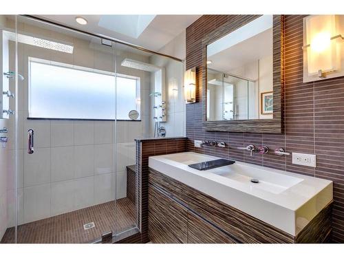 2125 32 Avenue Sw, Calgary, AB - Indoor Photo Showing Bathroom