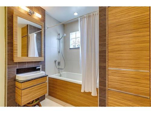 2125 32 Avenue Sw, Calgary, AB - Indoor Photo Showing Bathroom