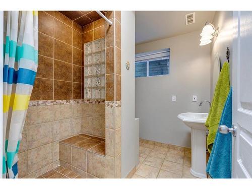 2125 32 Avenue Sw, Calgary, AB - Indoor Photo Showing Bathroom