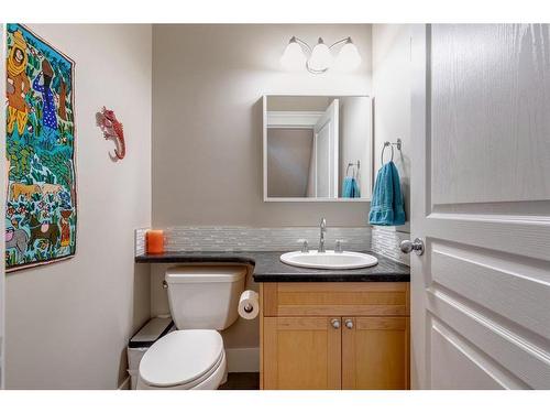 2125 32 Avenue Sw, Calgary, AB - Indoor Photo Showing Bathroom