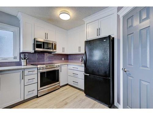 19 Woodside Crescent Nw, Airdrie, AB - Indoor Photo Showing Kitchen