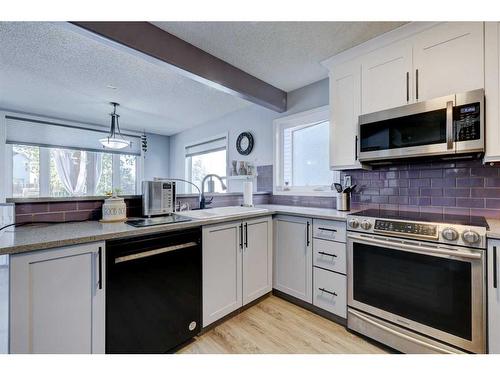 19 Woodside Crescent Nw, Airdrie, AB - Indoor Photo Showing Kitchen With Upgraded Kitchen