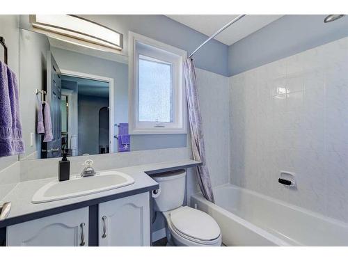 19 Woodside Crescent Nw, Airdrie, AB - Indoor Photo Showing Bathroom